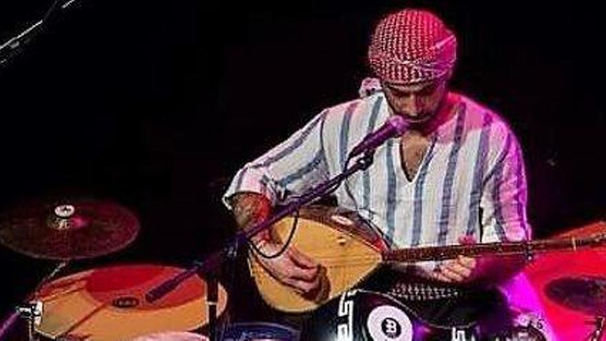 El músico sirio, Ashti Abdo, con los instrumentos que usa en sus conciertos.