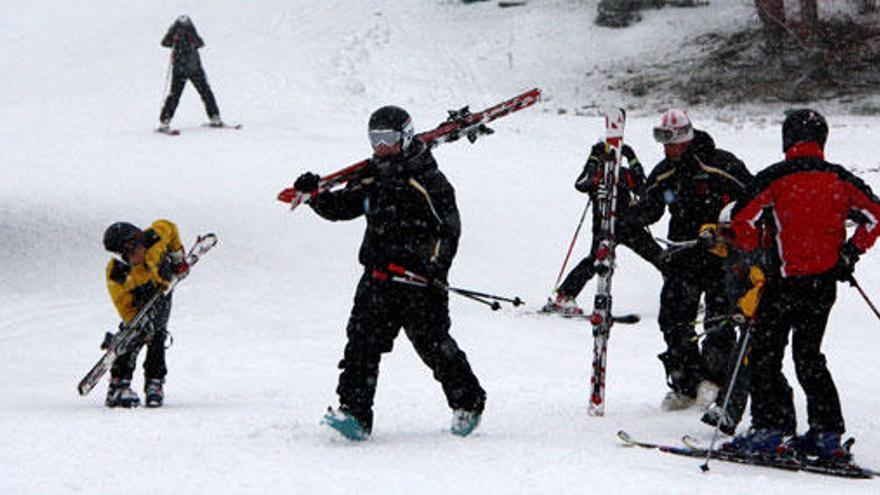 Esquiadors inaugurant la temporada de neu de 2010 a les pistes de la Masella, ahir.