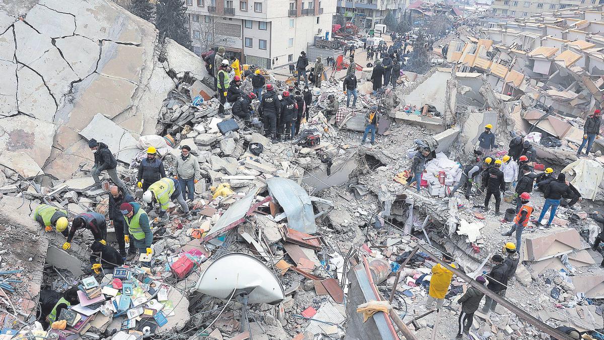 Los equipos de rescate buscan supervivientes de la ciudad turca de Kahramanmaras tras el terremoto, el pasado 10 de febrero.