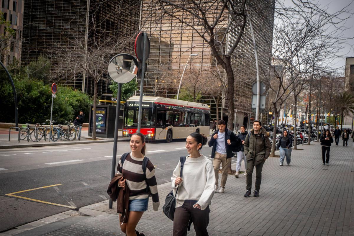 Ambiente estudiantil en las calles del 22@, donde ya operan más de veinte centros universitarios y de másters