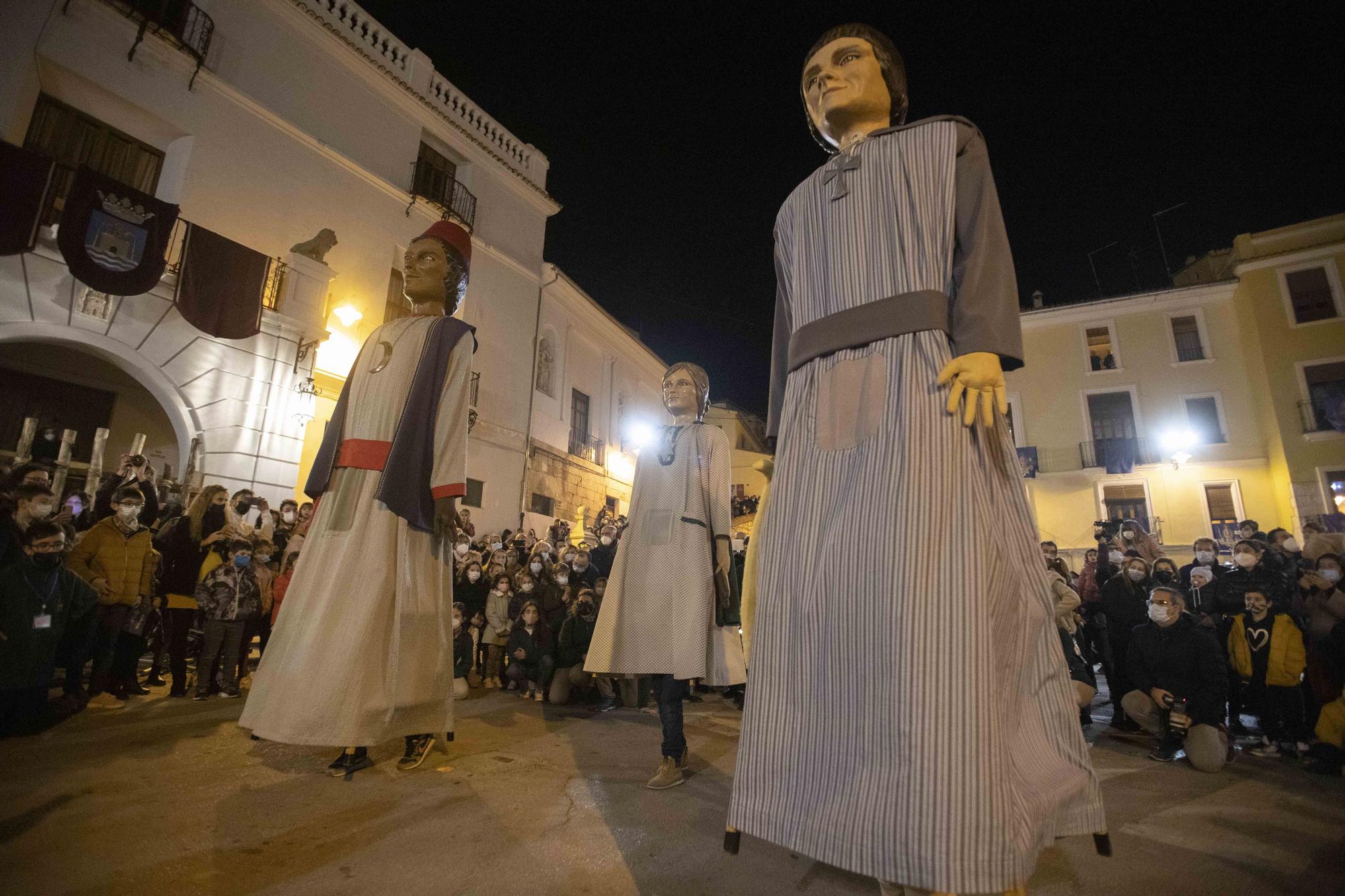 Ontinyent se vuelca en la "retreta" y el desfile de "Gegants i Cabets" por las fiestas de la Purísima