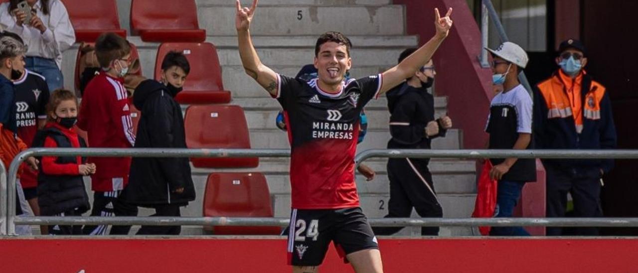 Sergio Camello celebra uno de los 15 goles que ha anotado con el Mirandés.