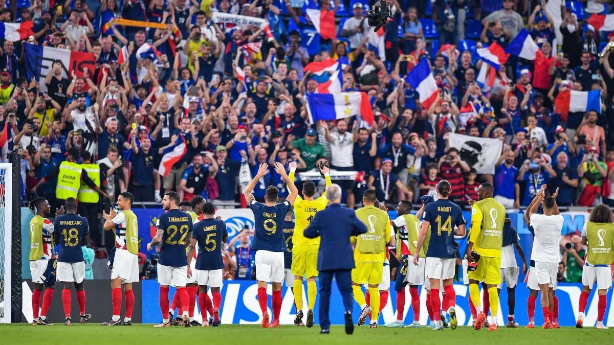 La selección francesa, celebrando una victoria en el Mundial con su afición