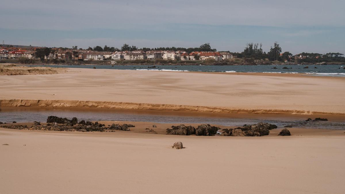 Vista de la playa de Trengandín, que linda con la Playa de las Helgueras, donde se habilitaba un tramo para los perros hasta este año.