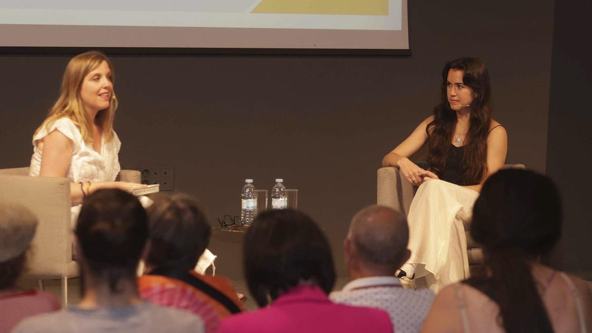 Patricia Sánchez e Irene Nortes (derecha), ayer, en Club FARO.