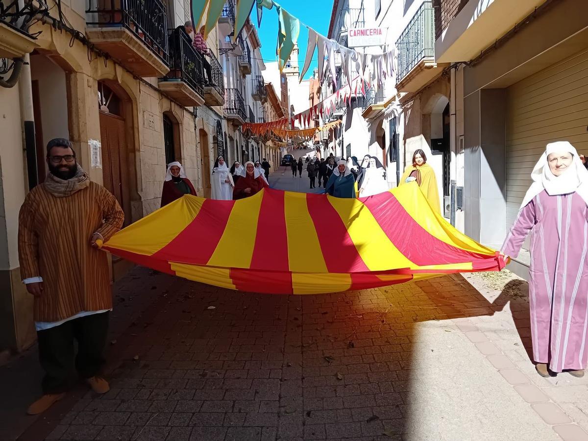 La senyera pròpia de l'antiga Corona d'Aragó es va passejar pels carrers del poble, juntament amb gent vestida d'època.