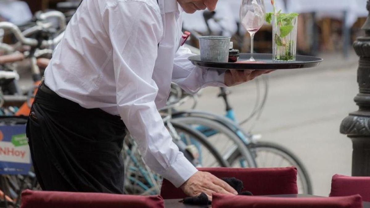 Un cambrer, en una imatge d'arxiu.