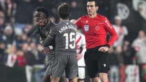 Real Madrids Vinicius Junior, left, and Real Madrids Arda Guler argue with referee Juan Martinez Munuera during the Spanish La Liga soccer match between Rayo Vallecano and Real Madrid at the Vallecas stadium in Madrid, Spain, Saturday, Dec. 14, 2024. (AP Photo/Manu Fernandez) Associated Press/LaPresse. EDITORIAL USE ONLY/ONLY ITALY AND SPAIN