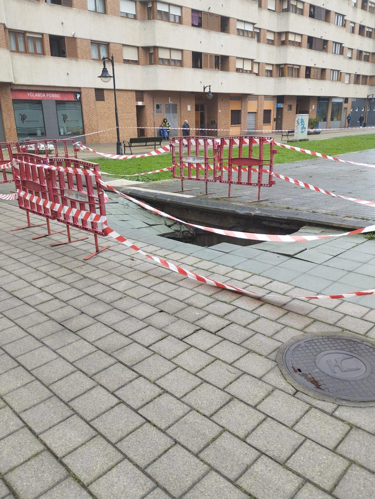La zona del hundimiento en la calle Foces de Peñas Juntas, en Moreda.