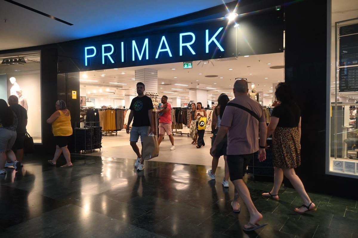 El Centro comercial Salera ha registrado una gran afluencia durante la jornada festiva.
