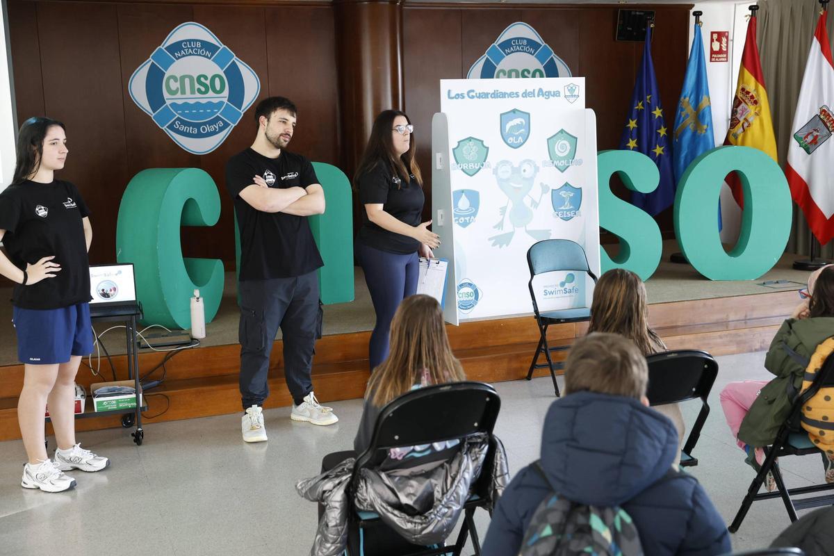 Monitores dando explicaciones a niños participando en el proyecto.