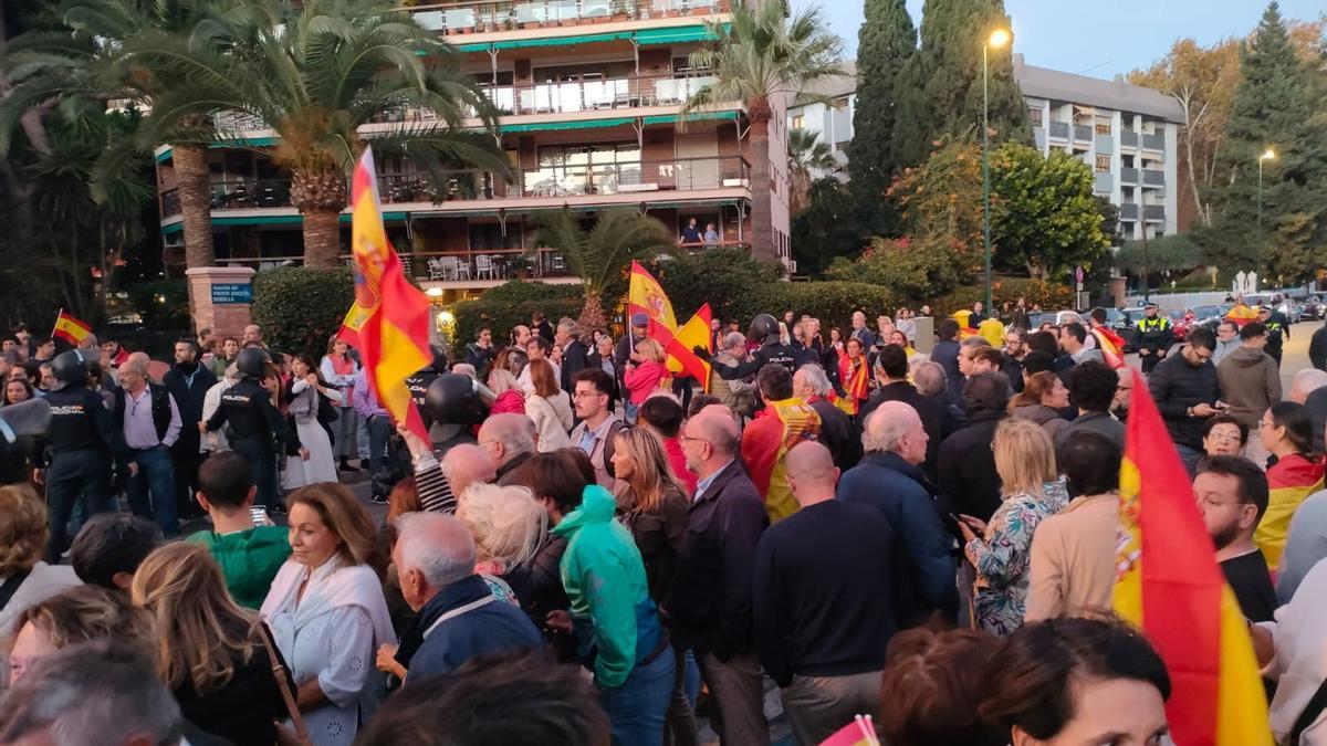 Ciento de personas se concentran en Málaga ante la Subdelegación del Gobierno donde se reúnen Sánchez y Scholz