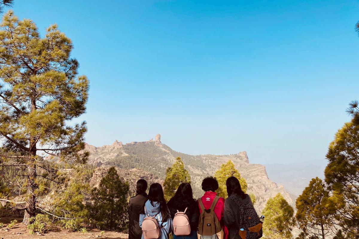 Alumnos de intercambio en el Roque Nublo.