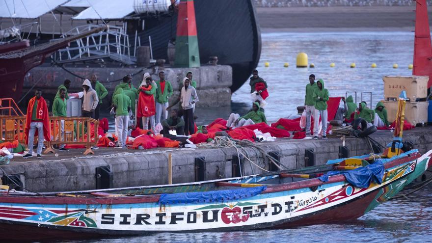 Unos 200 migrantes duermen el muelle en Tenerife sin plazas tras las llegadas a El Hierro