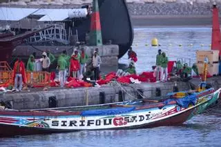 Unos 200 migrantes duermen el muelle en Tenerife sin plazas tras las llegadas a El Hierro