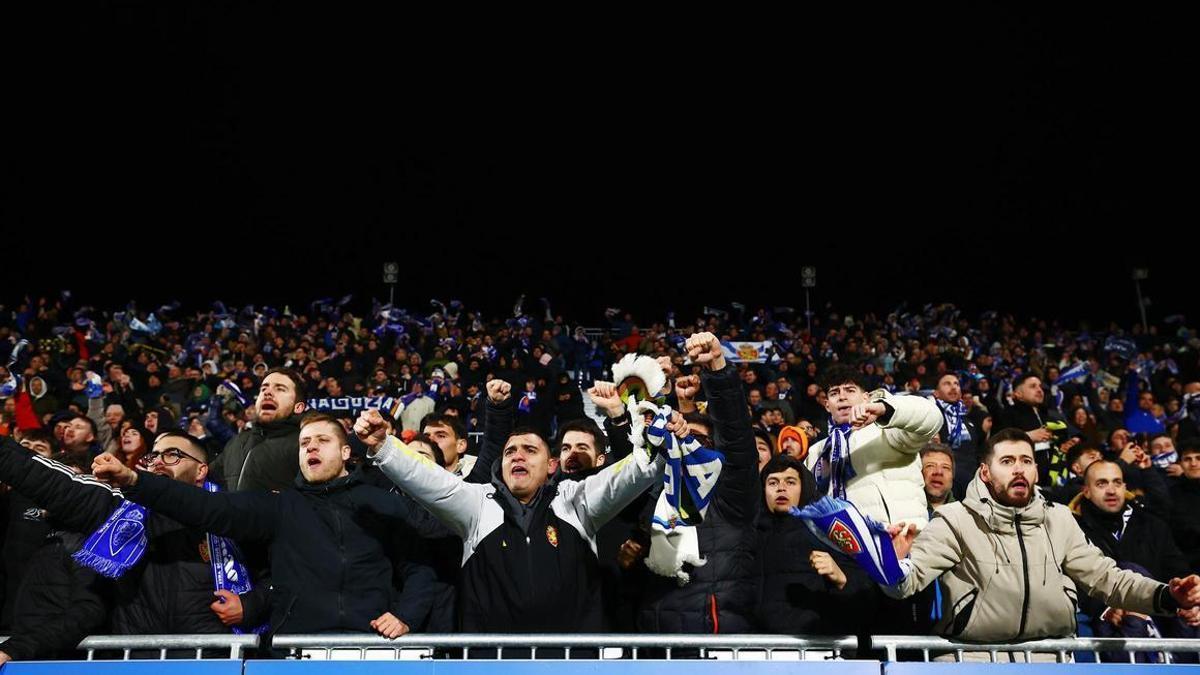 Aficionados zaragocistas, durante el partido disputado en el Ibercaja Estadio ante el Almería.