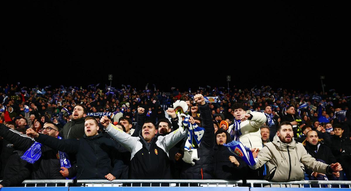 Aficionados zaragocistas, durante el partido disputado en el Ibercaja Estadio ante el Almería.