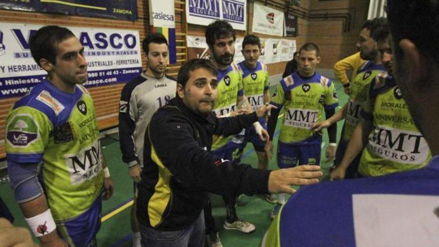 Eduardo García Valiente da órdenes a sus jugadores durante un tiempo muerto en el partido ante Servigroup Benidorm.