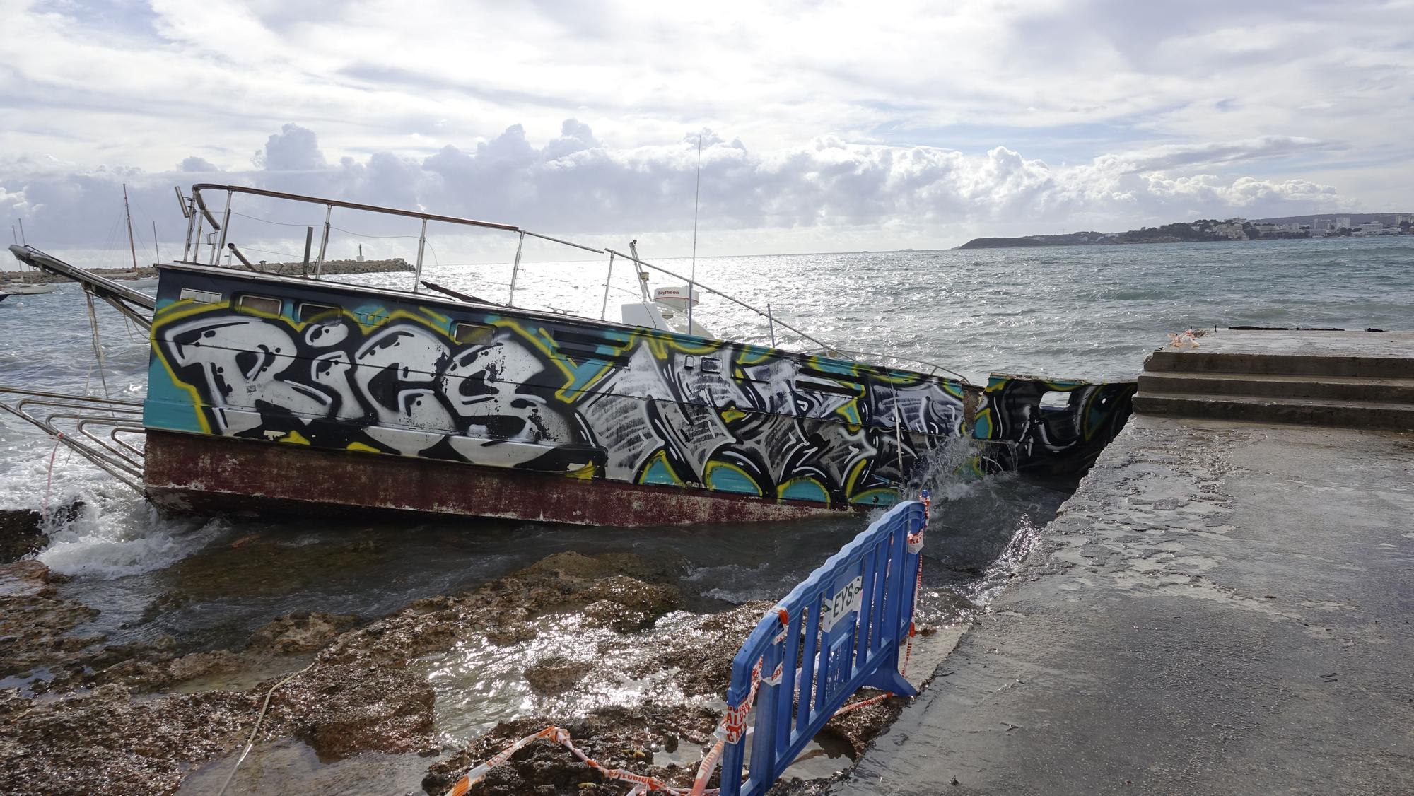 El oleaje destroza contra las rocas de Portals un barco varado