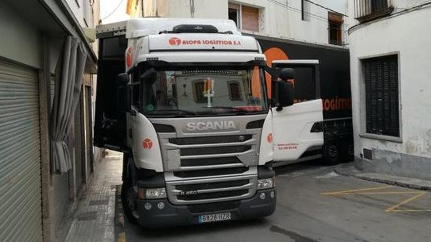 Un transportista encalla un camió de gran tonatge a Sant Pol de Mar