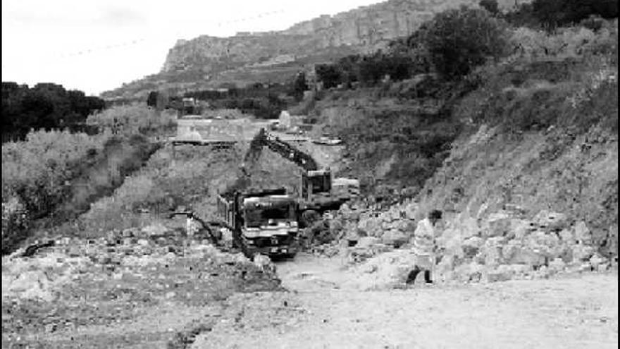 Operarios trabajando ayer en las obras de emergencia del principal acceso al Valle de Guadalest