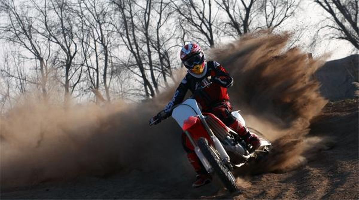 El pilot Repsol es prepara amb el seu equip i el seu fisioterapeuta, lluny dels circuits de velocitat però sense perdre l’oportunitat de fer motocròs, ’mountain bike’ i intenses sessions al gimnàs.