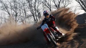 El pilot Repsol es prepara amb el seu equip i el seu fisioterapeuta, lluny dels circuits de velocitat però sense perdre l’oportunitat de fer motocròs, ’mountain bike’ i intenses sessions al gimnàs.