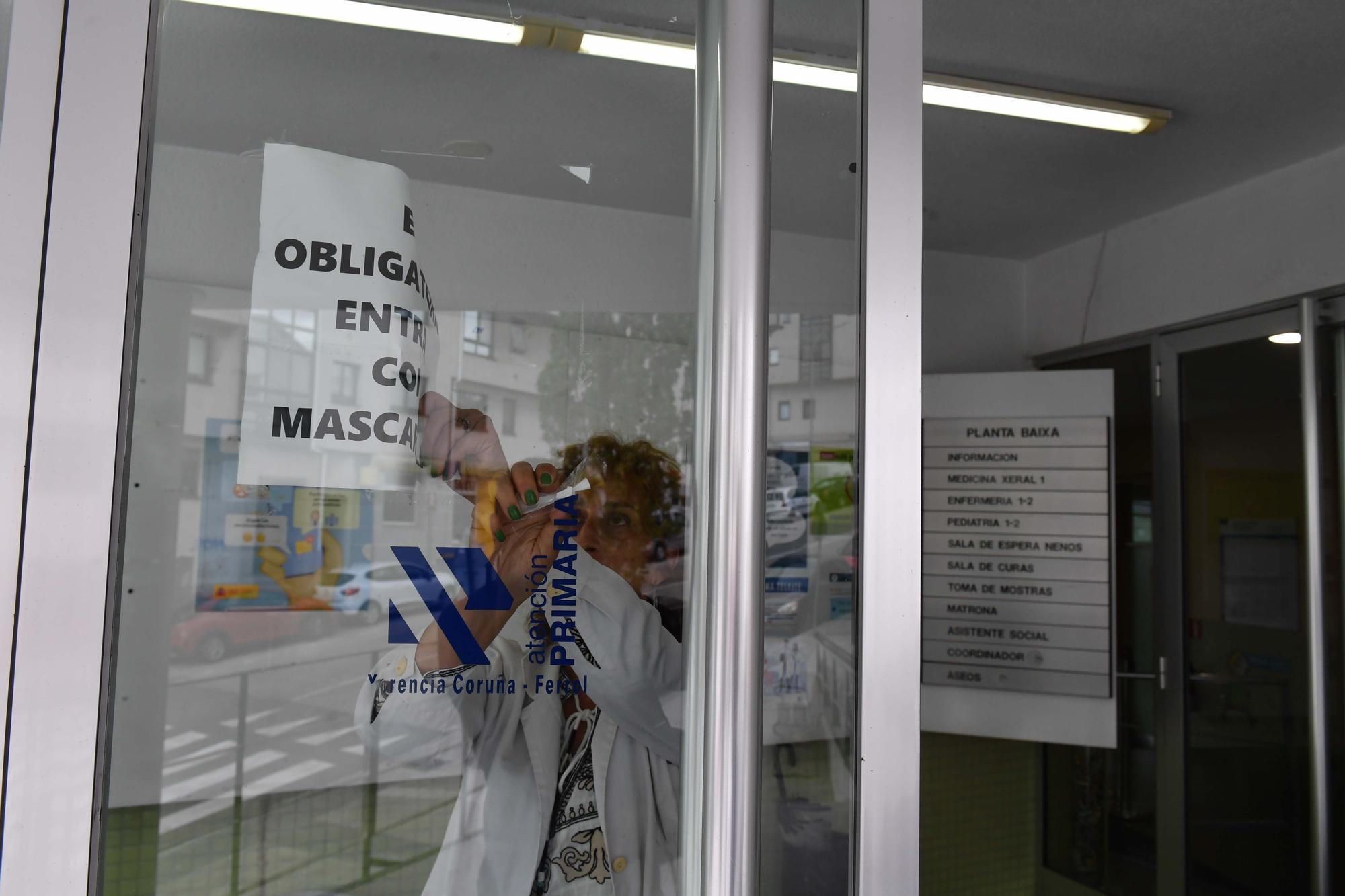 La mascarilla pervive en los centros de salud de A Coruña pese al fin de su uso obligatorio