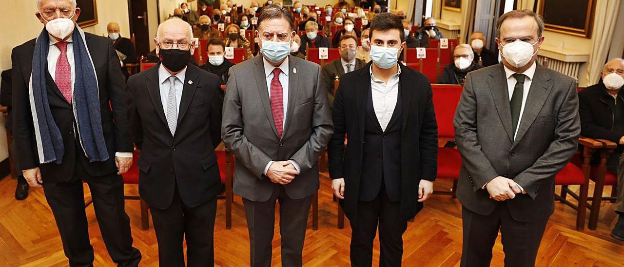 Por la izquierda, Ramón Rodríguez, Juan Luis Álvarez del Busto, Alfredo Canteli, Carlos Valle (alcalde de Cudillero), y Javier Junceda, ayer, en la presentación del libro “Cudillero mágico”, en la sede del RIDEA. | Luisma Murias