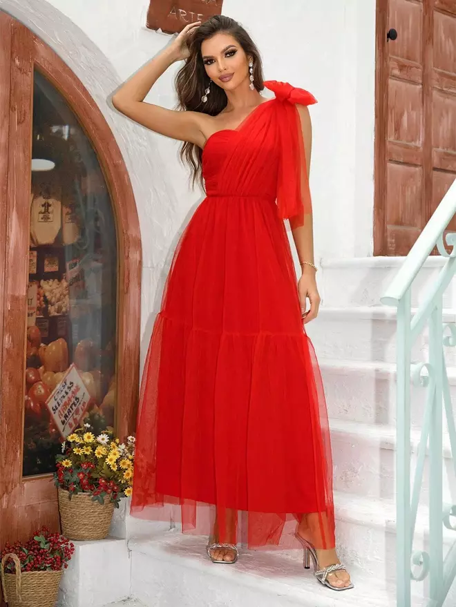 Vestido rojo de tul con lazada