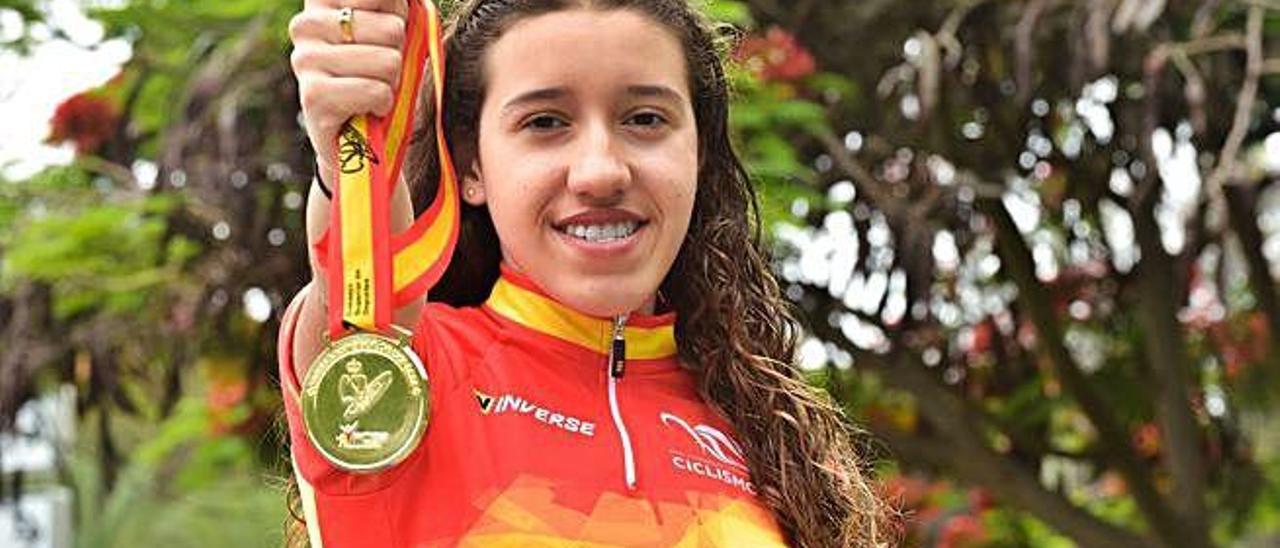 Dara Arencibia, con su malliot de campeona de España, muestra la medalla de oro que consiguió en el Circuito de Cheste, en Valencia.