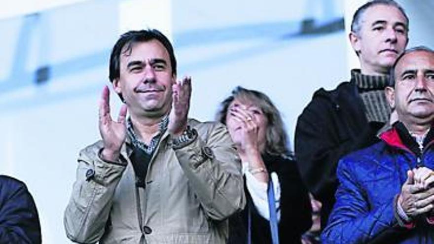 Martínez Maíllo aplaude desde el palco del Ruta.