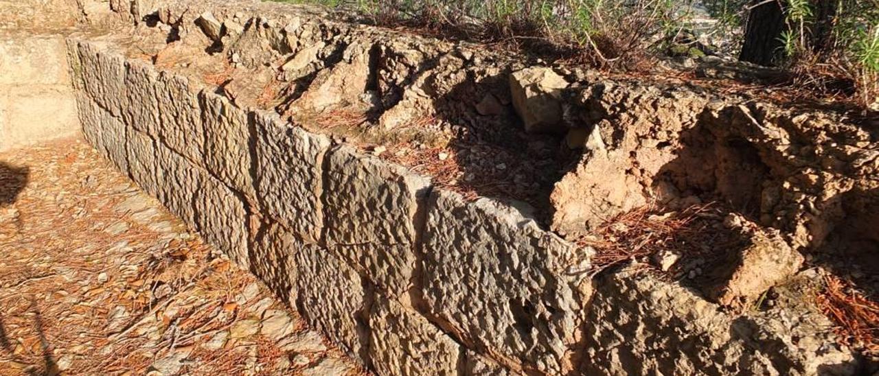 La hilera superior de las piedras talladas ha sido retirada de forma sistemática y ha dejado un hueco en el muro.