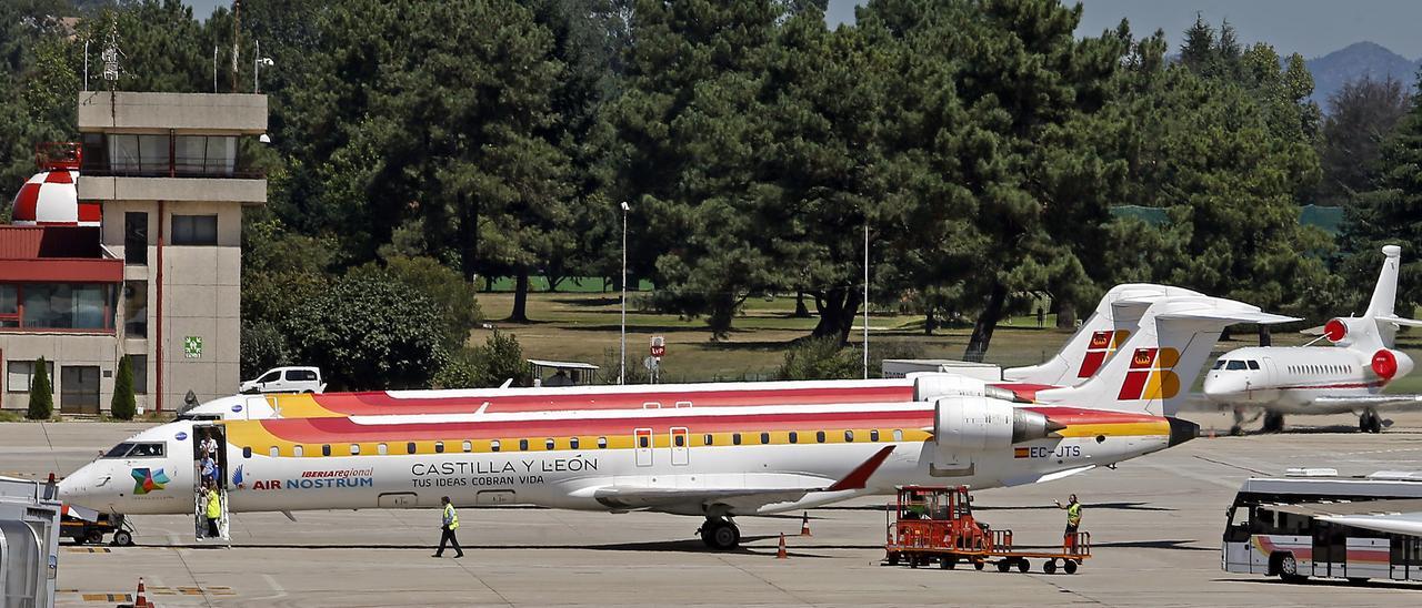 Avión de Air Nostrum, compañía que retornará  a Peinador en verano. | FdV