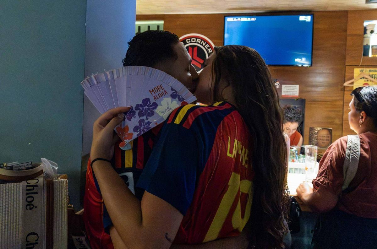La alegría española y la tristeza francesa: así vivieron sus aficiones el partido decisivo en el centro de Alicante