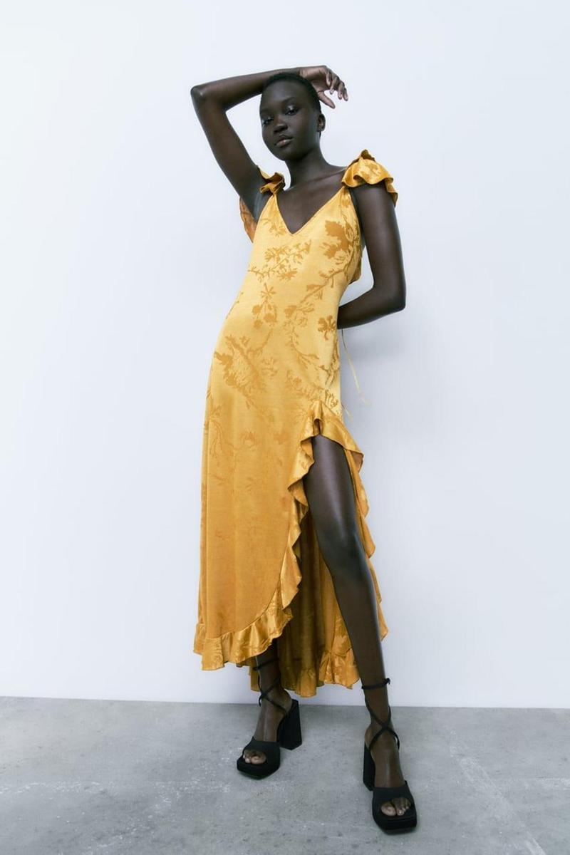 Vestido volantes y estampado jacquard de Zara