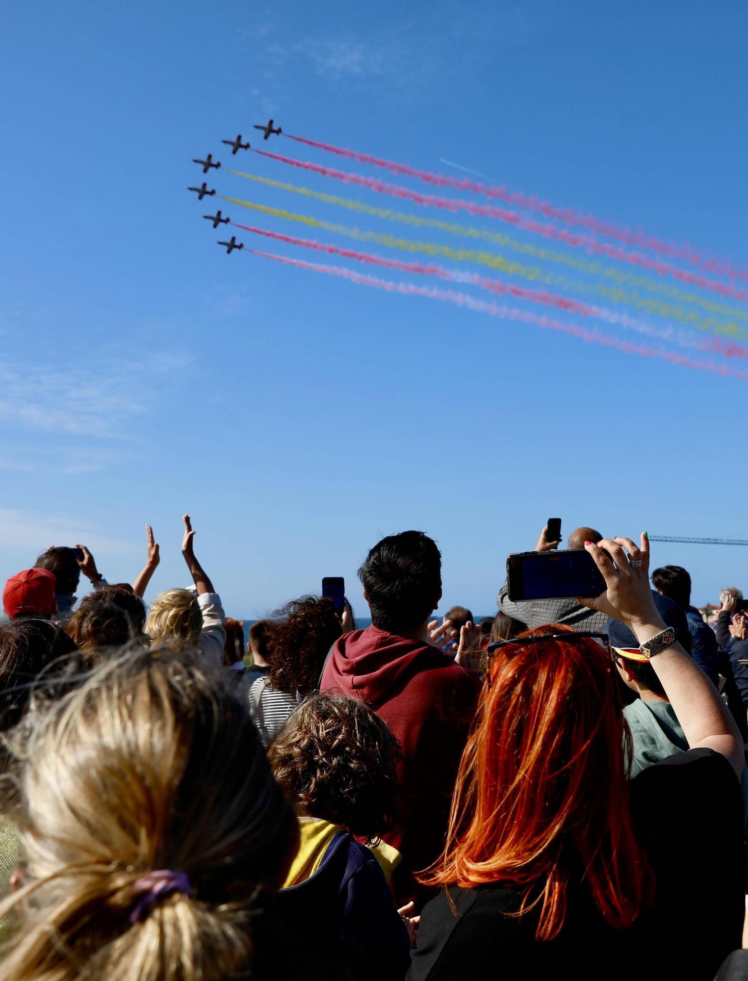 EN IMÁGENES: Así fue la revista naval  del Rey Felipe VI y la exhibición aérea en Gijón por el Día de las Fuerzas Armadas