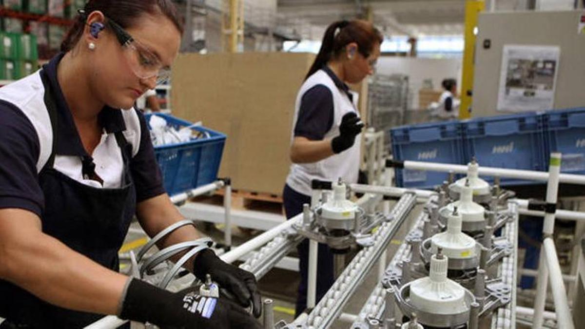 Trabajadoras en una línea de ensamblaje de una empesa.