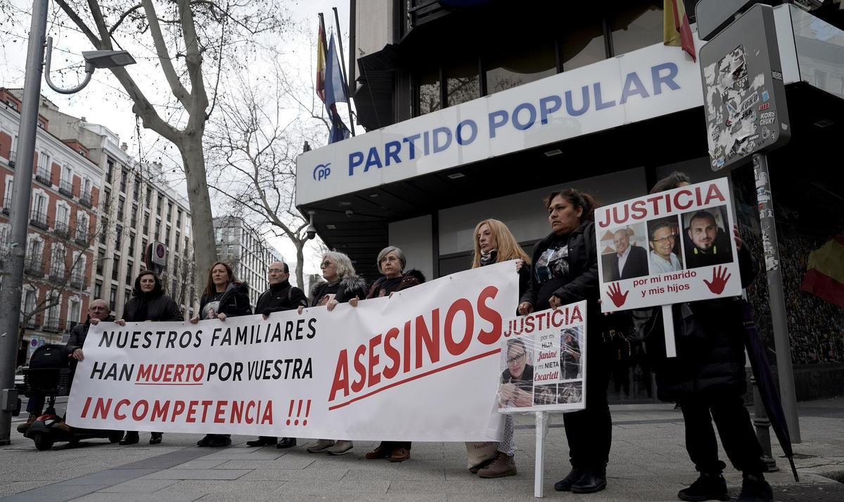 Concentración de afectados por la dana de Valencia protestan ante la sede del Partido Popular, en Madrid.