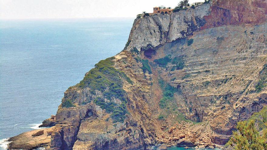 El chalé que está a la venta corona el saliente de roca de la Punta Plana.