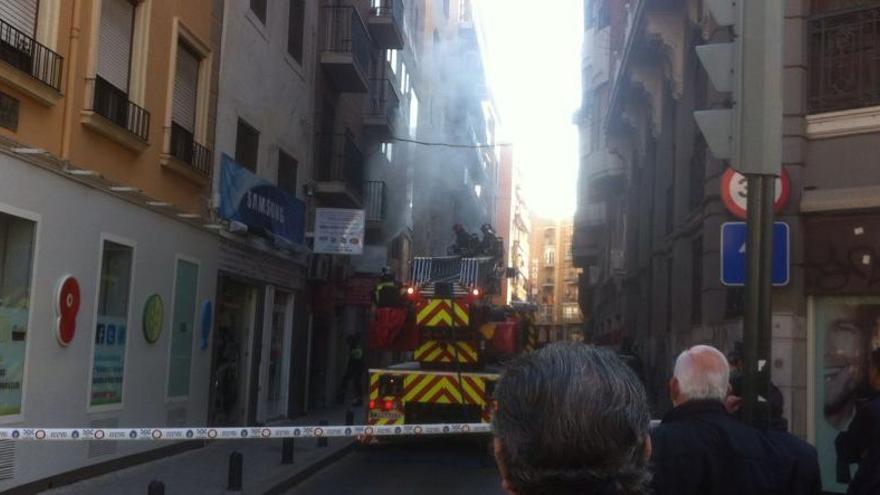 Imagen de la calle Enrique Villar con los bomberos trabajando