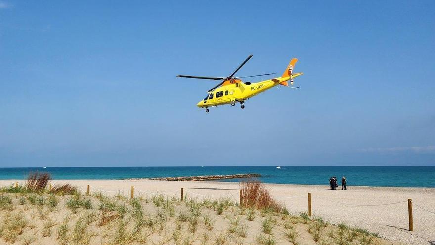 Video: Un helicoptero medicalizado ha acudido a la playa de Nules