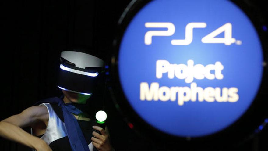 Una asistente en el stand de PS4.