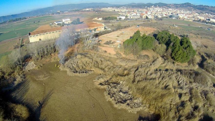 Vista aèria de la crema controlada a l&#039;aiguamoll