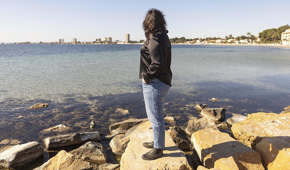 Clara Robe mirando al Mar Menor.