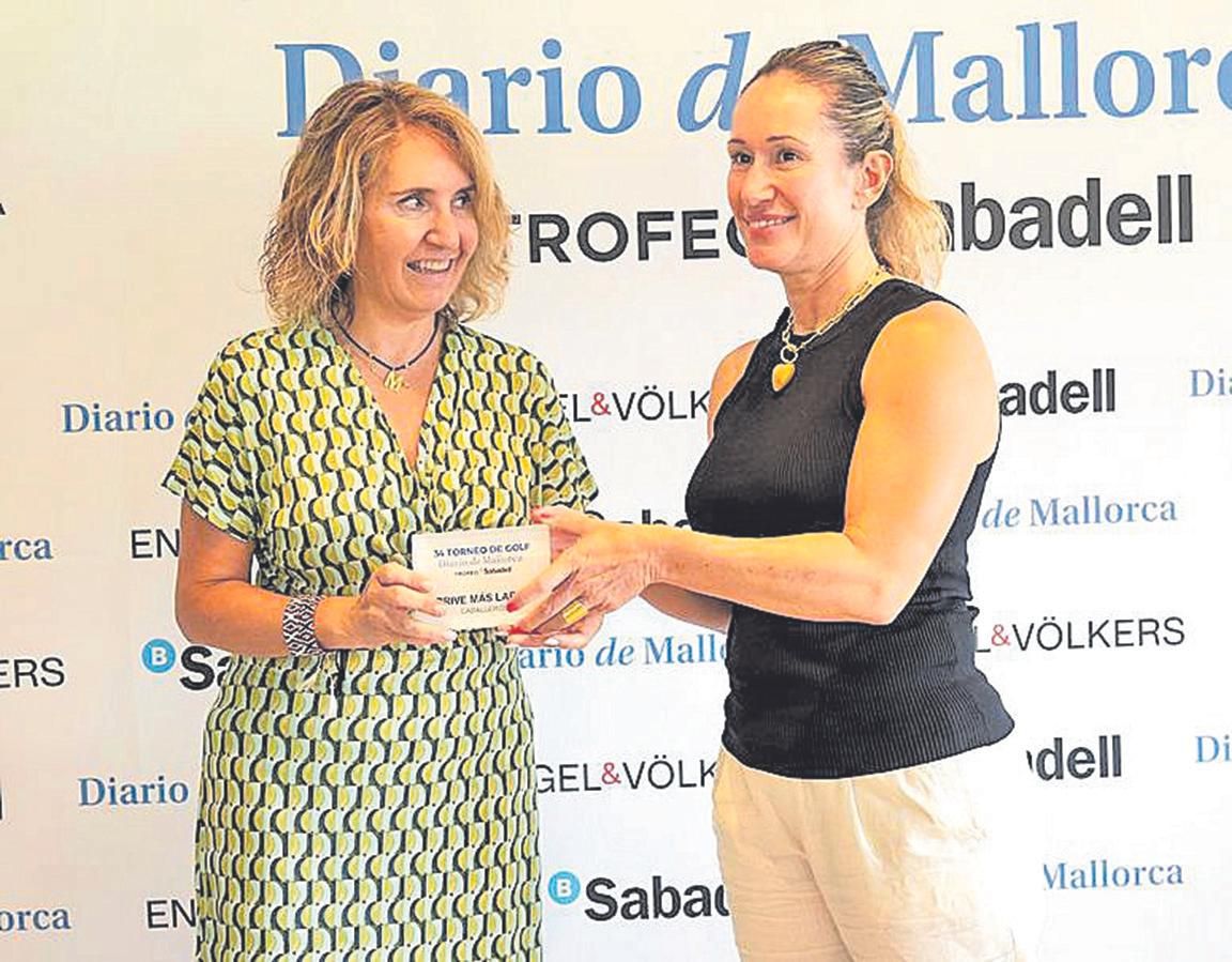 Marga Pizá (Adalmo) recoge el premio en nombre de su hijo, Juan Alba, por el drive más largo masculino, entregado por Aina Martorell (Banc Sabadell).