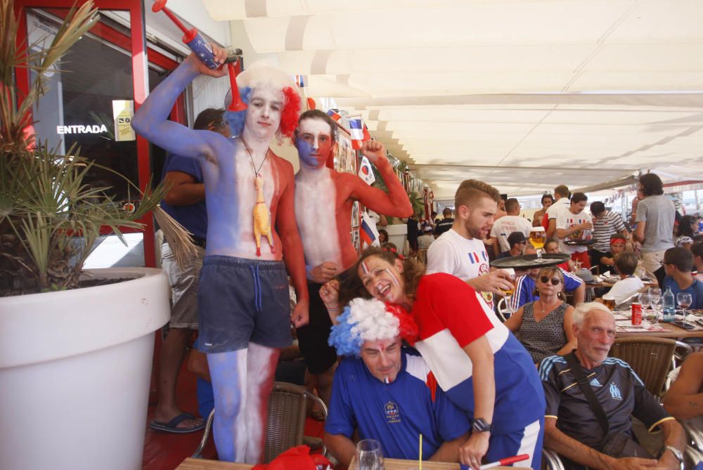 L''afició francesa a Roses celebra la victòria del seu equip al Mundial