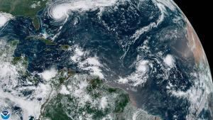 Fotografía por la Administración Nacional Oceánica y Atmosférica (NOAA) del huracán Humberto.