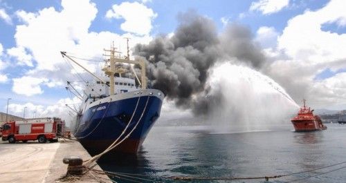 Incendio en el pesquero ruso Oleg Naydenov, atracado en el dique Reina Sofía