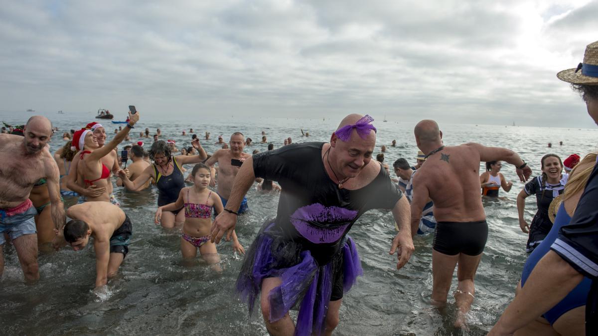 Primer baño del año en la playa de la Barceloneta